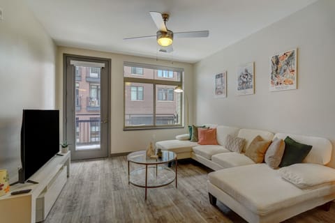 18-print-Pearl St C202-003