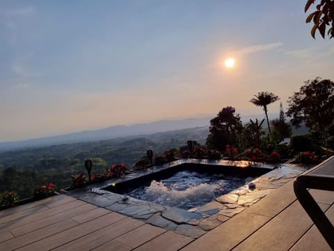 Outdoor spa tub