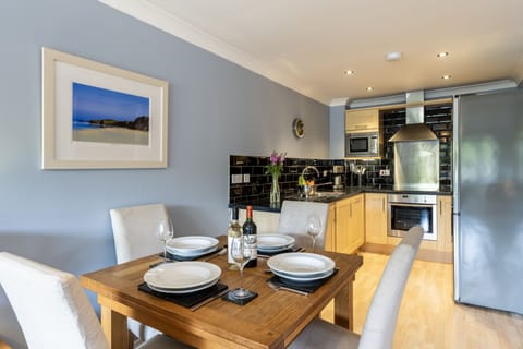 3 Waves, Watergate Bay: Dining area with a dining table and seating for four guests