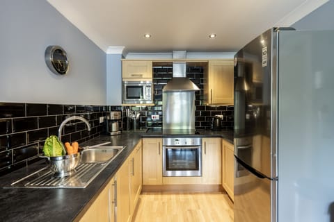 3 Waves, Watergate Bay: With an electric oven and hob, fridge/freezer, microwave, dishwasher and washer/dryer