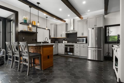 Full Kitchen w/ Breakfast Bar, Reading Nook, & Desk Workspace