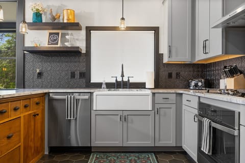 Full Kitchen w/ Farmhouse-Style Apron Sink