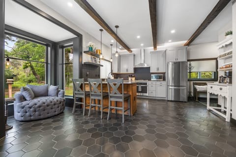 Full Kitchen w/ Breakfast Bar, Reading Nook, & Desk Workspace