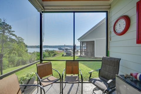 Greenwood Vacation Rental | 2BR | 2BA | 1,200 Sq Ft | 1 Step Required