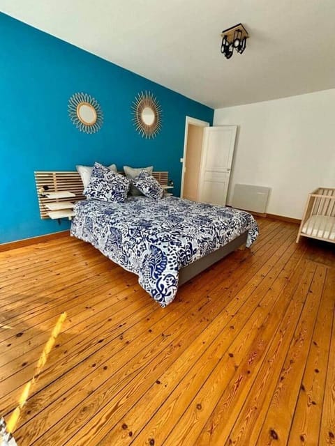 Lit de 160X200 avec 4 oreillers.