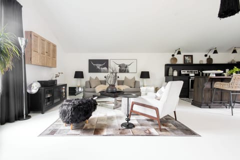 Welcome to The Loft with its own secret garden and secure bike storage.This is cozy retreat within half a mile of downtown Bentonville and one minute from the best bike trails in the USA.