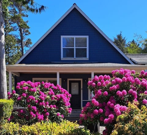 Welcome to your relaxing beach retreat, where comfort and coastal charm await!