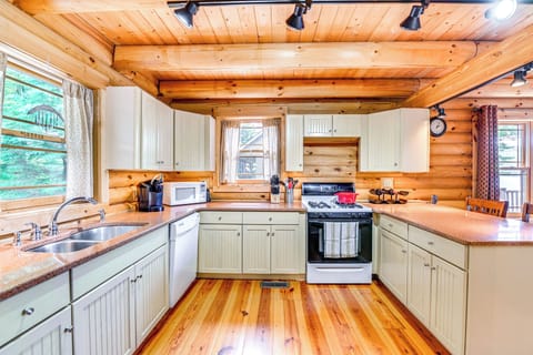 Kitchen | Main Level | Keurig & Drip Coffee Makers | Dishwasher | Cooking Basics