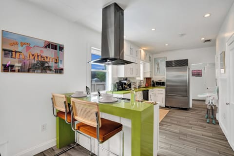 Spacious and fully equipped kitchen with counter seating for 2 and hood range