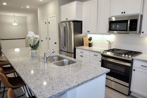 Upgraded appliance with all the kitchen essentials 