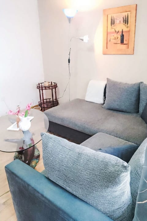 Comfort, Wood, Building, Lighting, Picture Frame, Interior Design, Plant, Window, Pillow, Floor