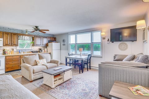 Living Room | Twin XL Daybed | Twin Bed | Smart TV