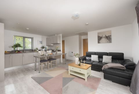 The Wood Shed, Perranporth. A charming single-level cottage offering spacious open-plan living.