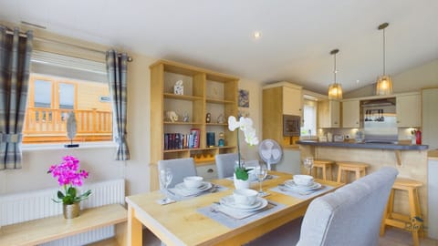 Modern fully equipped kitchen and dining area at Foxes Heart, featuring appliances, breakfast bar dining and easy access to lounge and outdoor space.