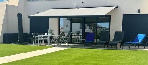 Large relaxing and dining area