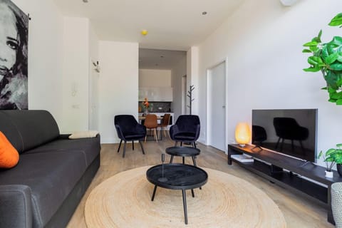 Spacious and modern living room with cozy seating  – ideaal voor wie goedkoop wil overnachten nabij de universiteit of het Safaripark Beekse Bergen.