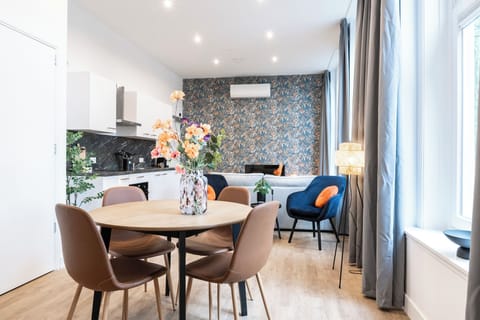 Bright studio apartment in Tilburg with floral decor and cozy seating. Ideal for Bed en Koffie near Tilburg Centrum, and affordable Efteling or Safaripark Beeksebergen stays.