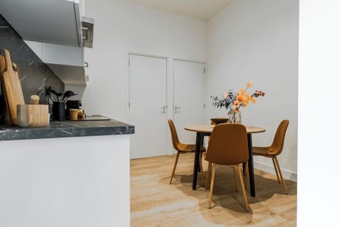 Cozy dining space in your studio apartment at Bed en Koffie – right in Tilburg Centrum! Cheap overnight stay near the university, Safaripark Beekse Bergen, and everything the city has to offer.