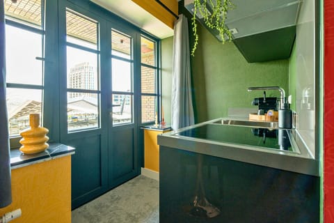 Studio mit neuer Küche – stilvoll wohnen und kochen.