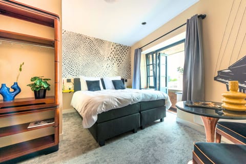 Wake up to beautiful views and abundant sunlight in this spacious bedroom.
Book a cheap stay at a central Tilburg hotel with modern studio apartments. Great for Efteling, Beekse Bergen, or city exploring
