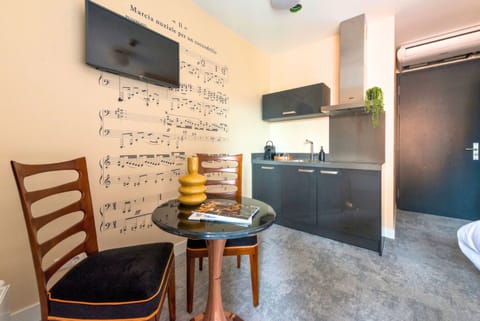 Bring the art of music into your home with unique music note wall accents.
Enjoy your stay at Bed en Koffie Central in Hotel Centrum Tilburg! This stylish studio apartment with new kitchen and bathroom is perfect for a cheap getaway—whether you're o