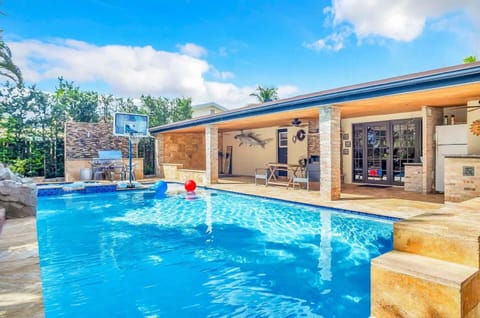 Enjoy a sunny paradise with hot tub and a fun basketball hoop to play with