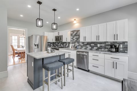 Kitchen | Cooking Basics | Keurig/Drip Coffee Maker | 1st Floor