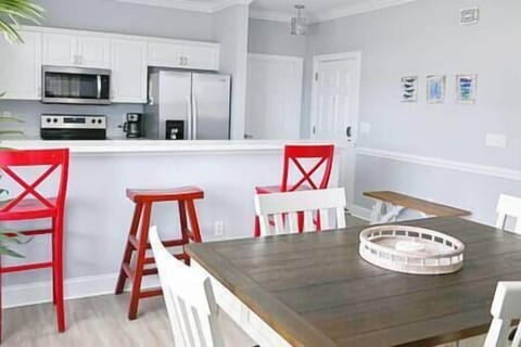 Kitchen, bar, dining combination