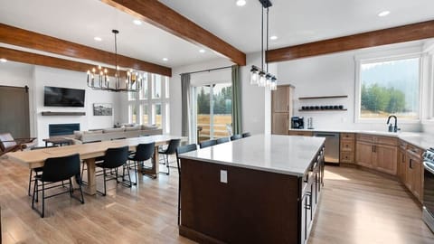 Kitchen Island with Seating for 6