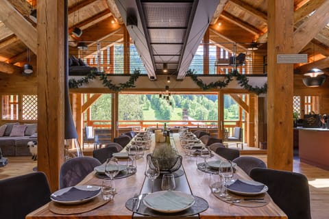 Dining room for 22 people with panoramic view on the mountains, level 0 of the chalet