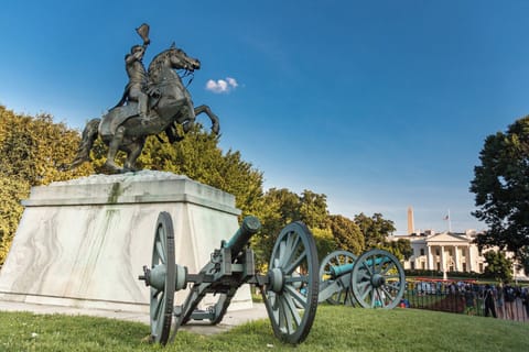 Tour renowned monuments and enjoy memorable sightseeing moments.