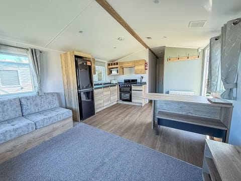 Whether you're playing family games, or snuggling up after a day of Hunstanton Town, this holiday home provides a truly special retreat.