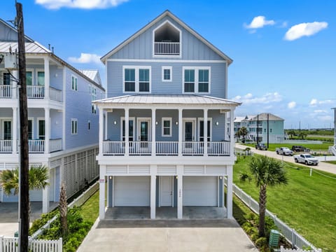 Enjoy your beach getaway just blocks from the stunning Gulf shoreline!