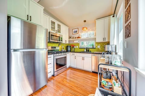 Kitchen | Cooking Basics Supplied | Dining Area | Dishware/Flatware Provided