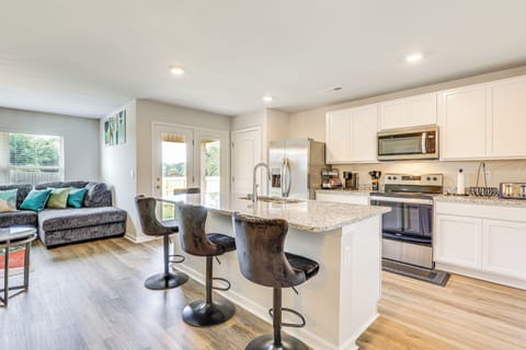 Kitchen | Keurig Coffee Maker | Toaster | Smoothie Blender | Waffle Maker