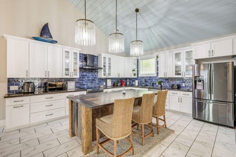 Kitchen | Drip & Keurig Coffee Makers | Dishwasher | Blender | 1st Floor