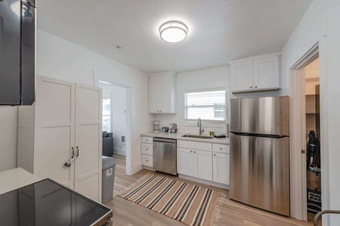 #StayInMyDistrict #CoosCottageCollection #GoldfinchCottageCoosBay #BookDirect