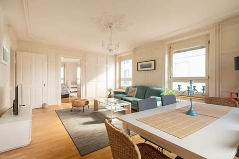 Brightly lit & spacious living room 