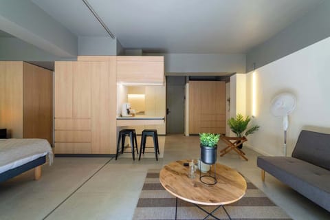 Relax in this stylish studio with modern amenities and a cozy atmosphere, perfect for unwinding after a day in the city.