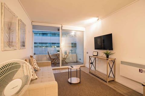 Agradable living con decoración acogedora y cómoda para disfrutar tu estadía