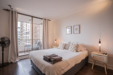 Descansa plácidamente en una cómoda cama despierta renovado para explorar la ciudad