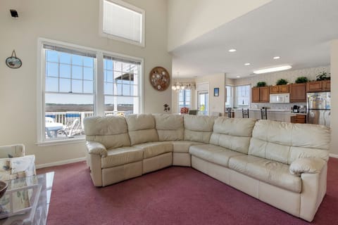 BP102: Skippers Landing | Mid Level Living Area