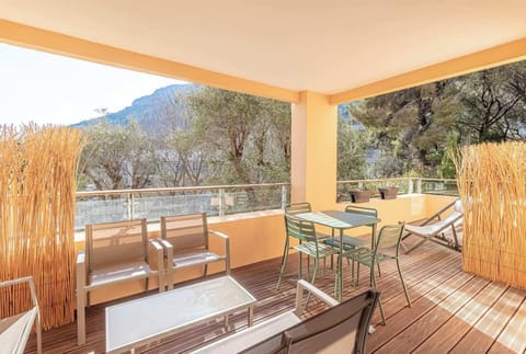 terrasse aménagée avec vue sur la nature d'un côté