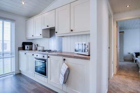 Swallow Lodge - 3 Bedroom Lodge - Wisemans Bridge (25346)