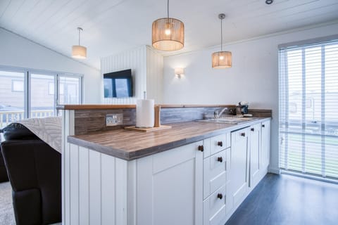 Swallow Lodge - 3 Bedroom Lodge - Wisemans Bridge (25344)