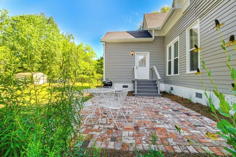 Patio | Charcoal Grill | Outdoor Dining Set