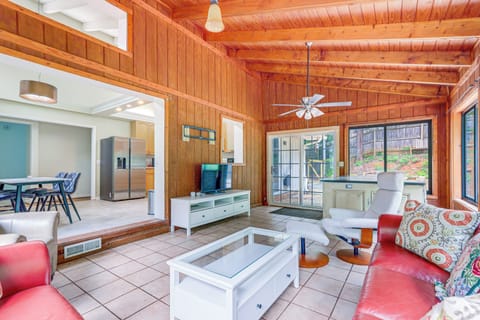 Screened Porch | TV | 1 Step Required