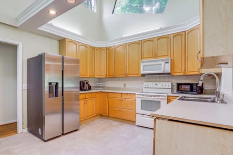 Kitchen | Pod Coffee Maker w/ Pods Provided