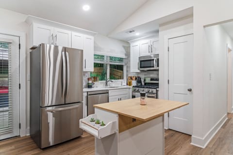 Compact and fully equipped kitchen with kitchen island
