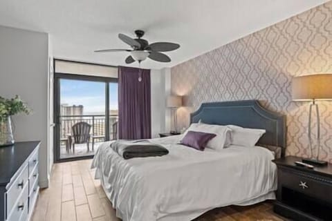 King bed in Main bedroom. Balcony leads to ocean view.